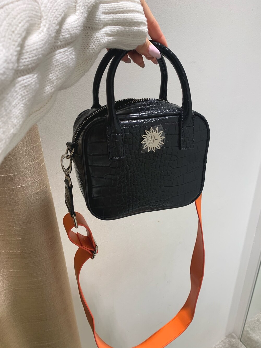 ホワイト系のカーディガン/ボレロ、グリーン系のデニムパンツ、ブラック系のブーツを着用したレディースの冬コーディネートの7枚目の写真