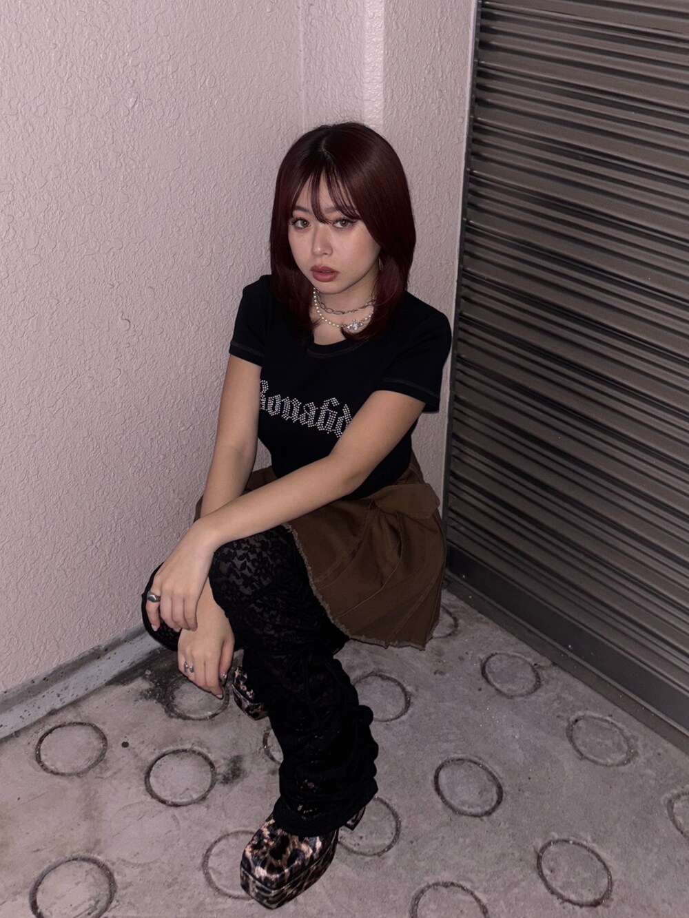 ブラック系のTシャツ/カットソー、ブラウン系のスカート、ブラック系のその他パンツを着用したレディースの春コーディネートの3枚目の写真