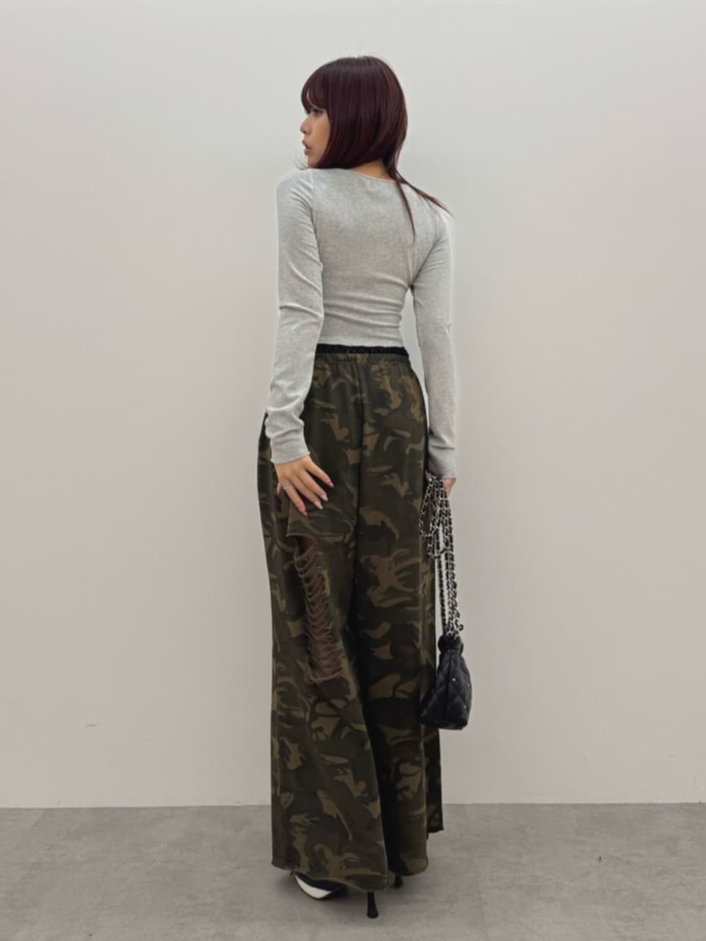 ブラック系のショルダーバッグ、ブラック系のパンプス、その他のスウェットパンツを着用したレディースの冬コーディネートの3枚目の写真