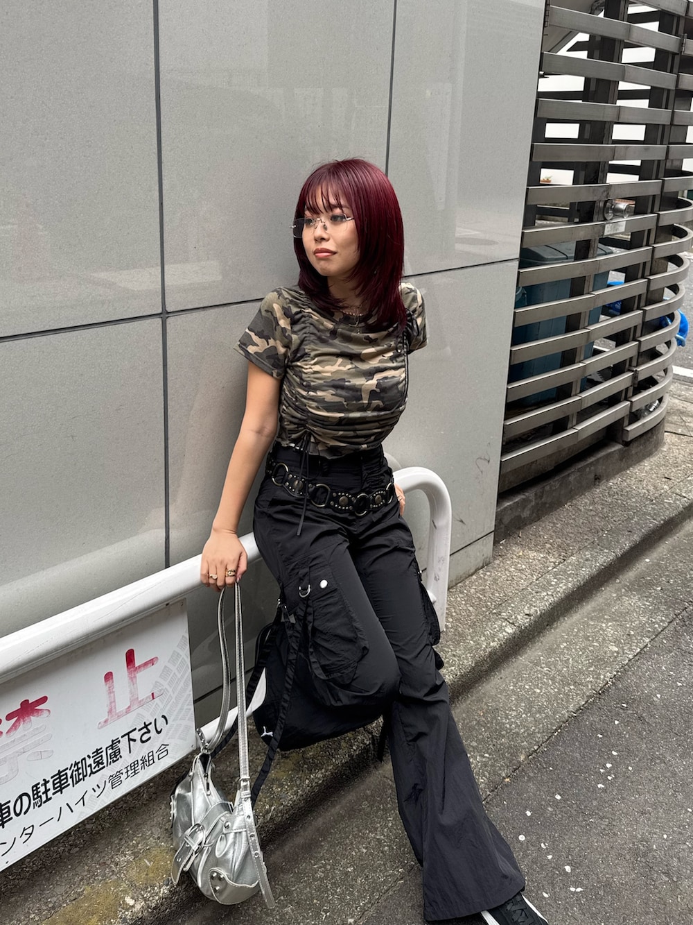 グリーン系のTシャツ/カットソー、ブラック系のカーゴパンツ、ブラック系のスニーカーを着用したレディースの春コーディネートの5枚目の写真