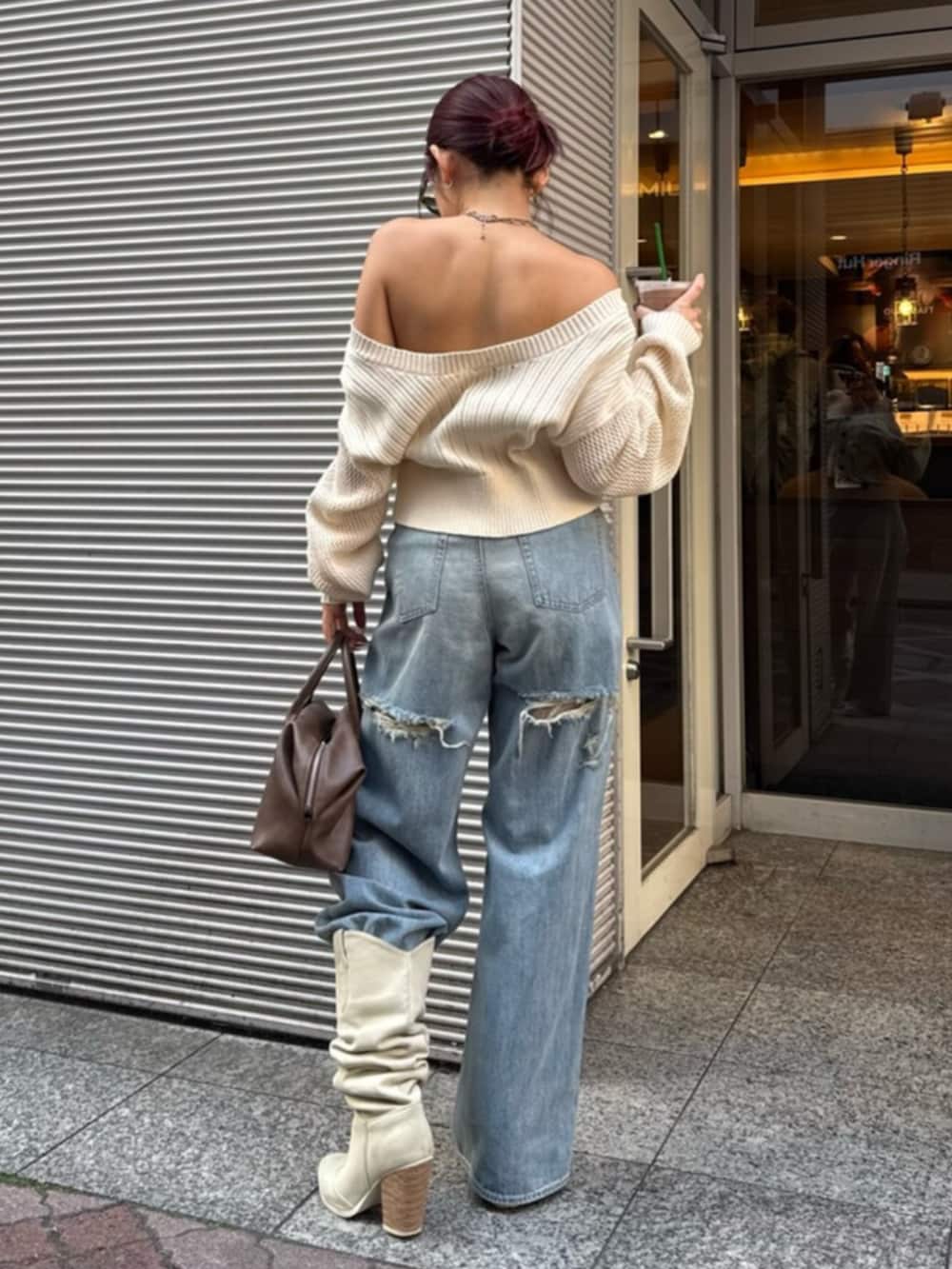 ブラウン系のボストンバッグ、ホワイト系のブーツ、ホワイト系のカーディガン/ボレロを着用したレディースの春コーディネートの3枚目の写真