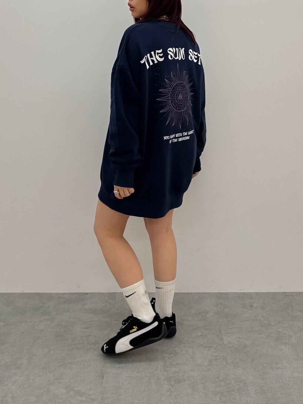 ブルー系のスウェット、ブラック系のスニーカーを着用したレディースの冬コーディネートの2枚目の写真