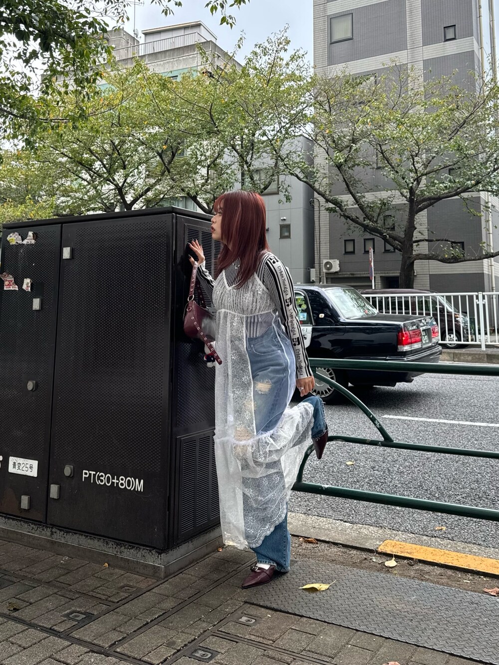 ホワイト系のニット/セーター、ホワイト系のワンピース、ブルー系のデニムパンツを着用したレディースの秋コーディネートの2枚目の写真