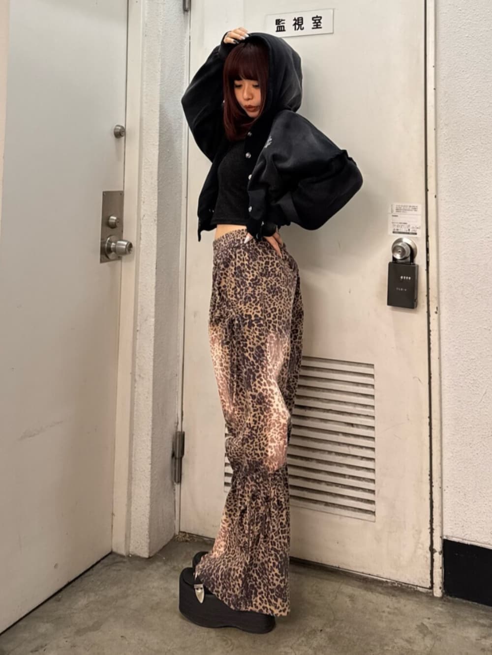 ブラック系のパーカー、ブラック系のサンダルを着用したレディースの春コーディネートの3枚目の写真