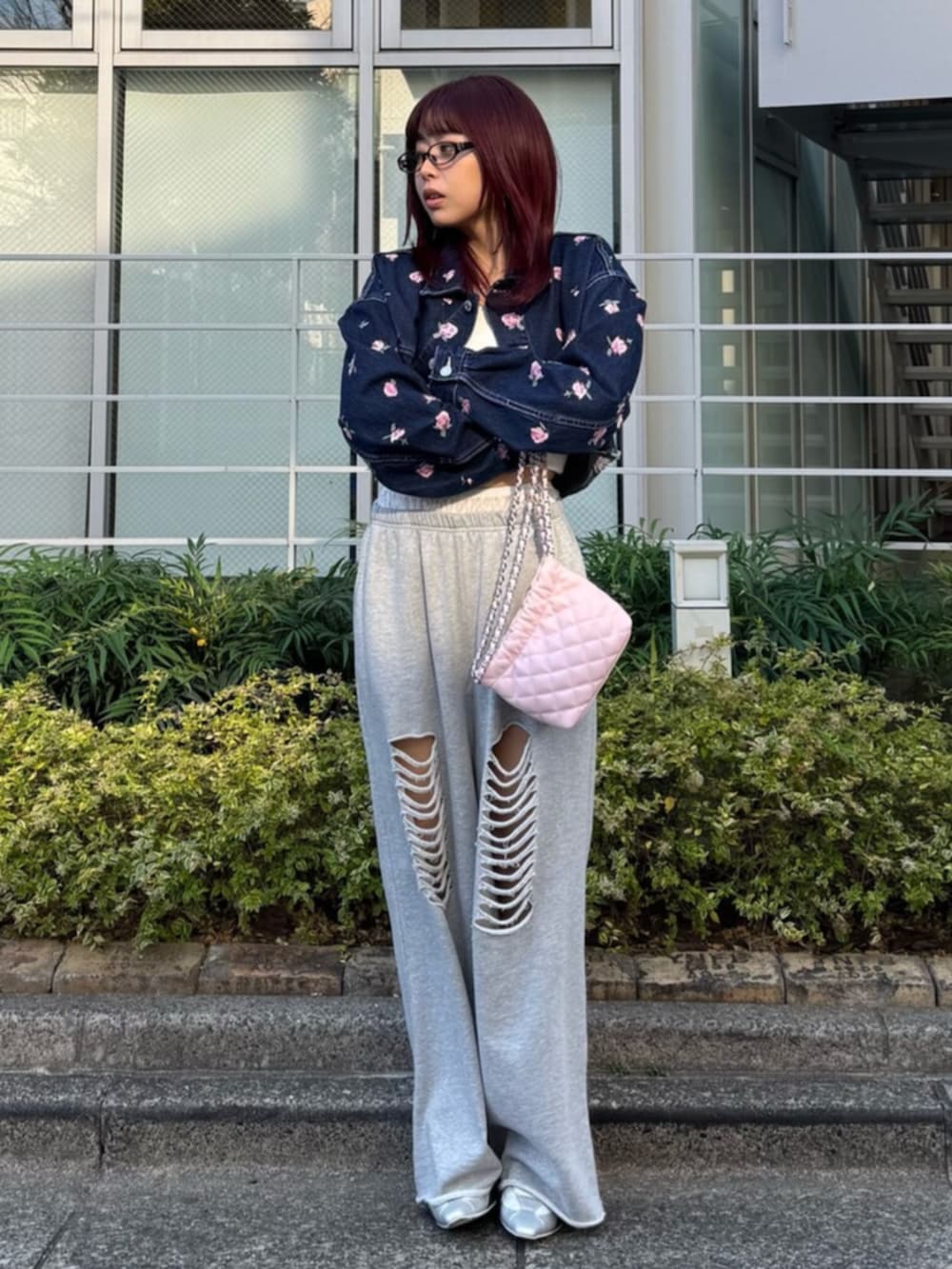 シルバー系のパンプス、グレー系のスウェットパンツ、ピンク系のショルダーバッグを着用したレディースの冬コーディネートの2枚目の写真