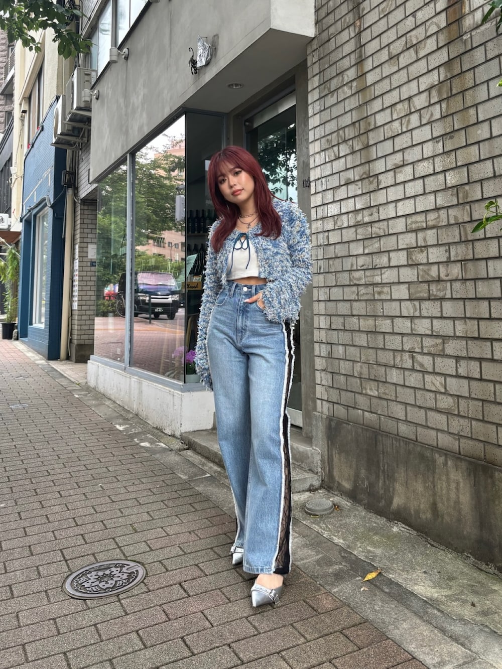 ブルー系のニット/セーター、ブルー系のデニムパンツを着用したレディースの夏コーディネートの2枚目の写真