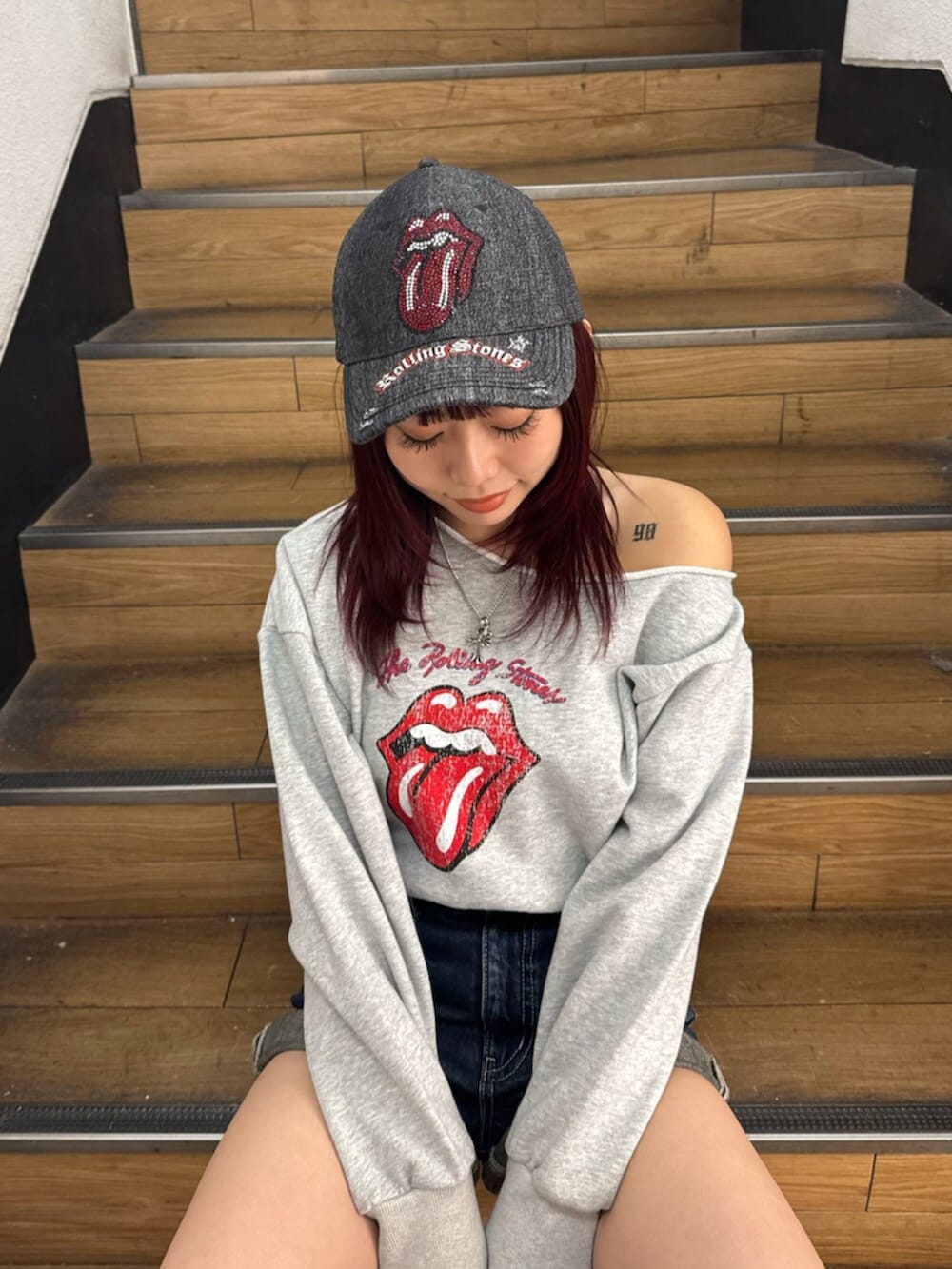 ブラック系のブーツ、グレー系のスウェット、ブルー系のデニムパンツを着用したレディースの冬コーディネートの4枚目の写真