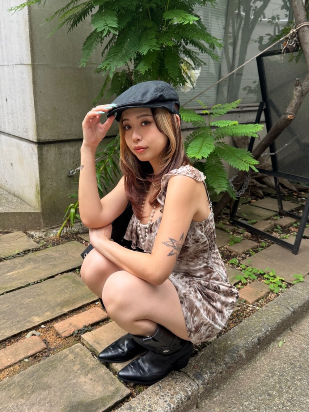 ブラック系のブーツ、ベージュ系のワンピースを着用したレディースの夏コーディネートの4枚目の写真