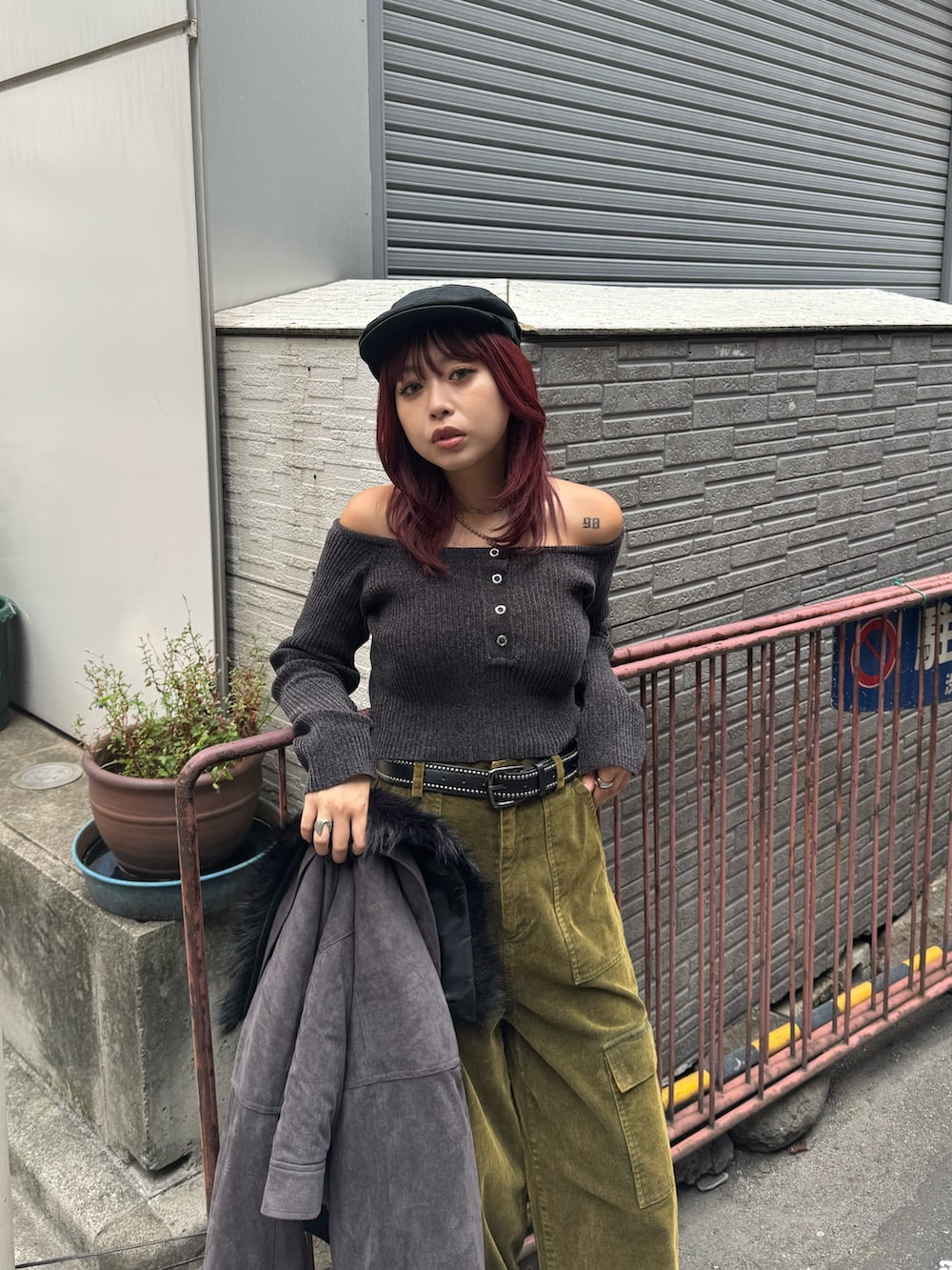 ブラック系のニット/セーター、グリーン系のその他パンツ、ブラック系のハンチング/ベレー帽を着用したレディースの秋コーディネートの4枚目の写真