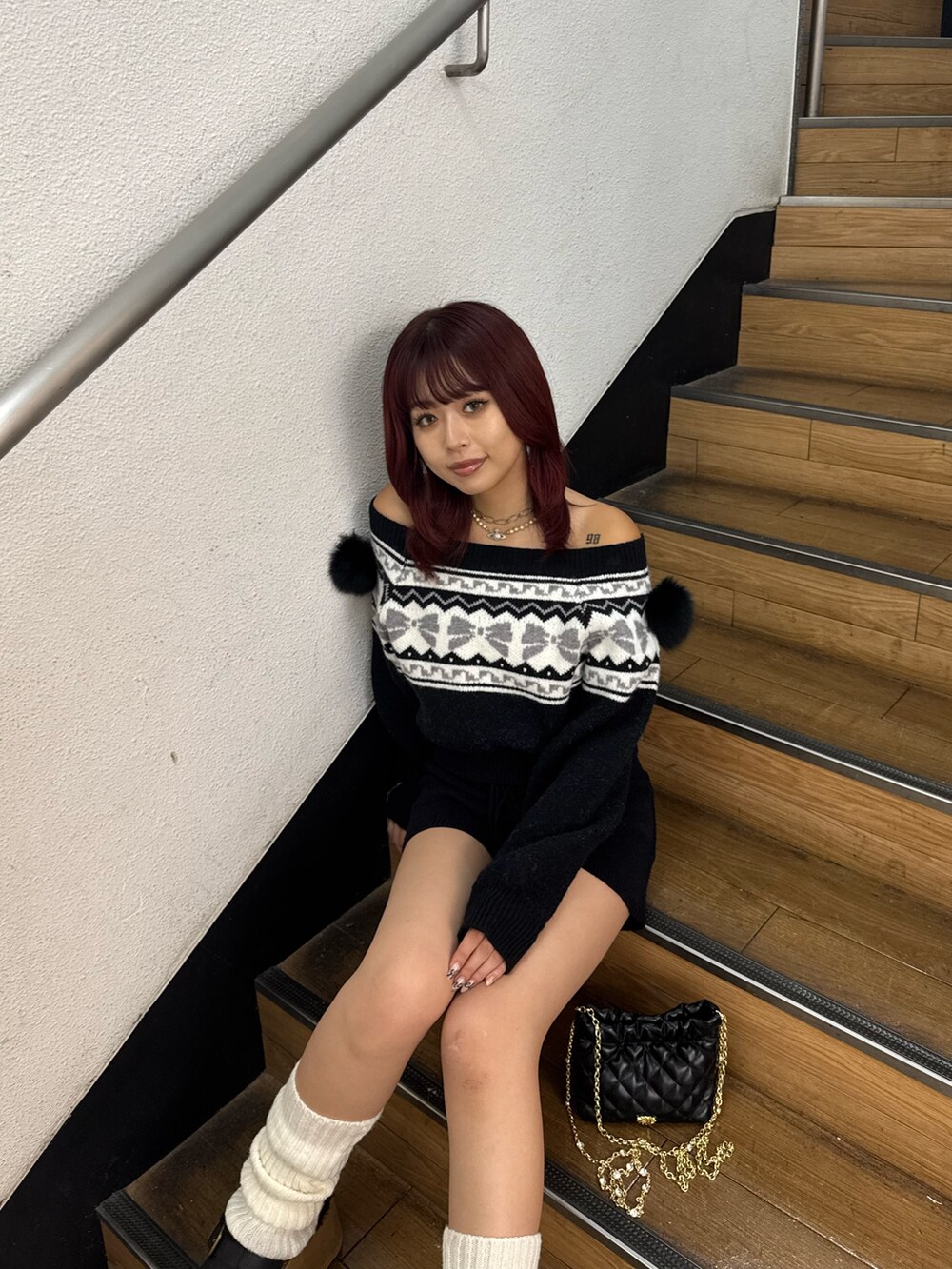 ブラック系のニット/セーター、ブラック系のその他パンツ、ブラック系のショルダーバッグを着用したレディースの秋コーディネートの4枚目の写真
