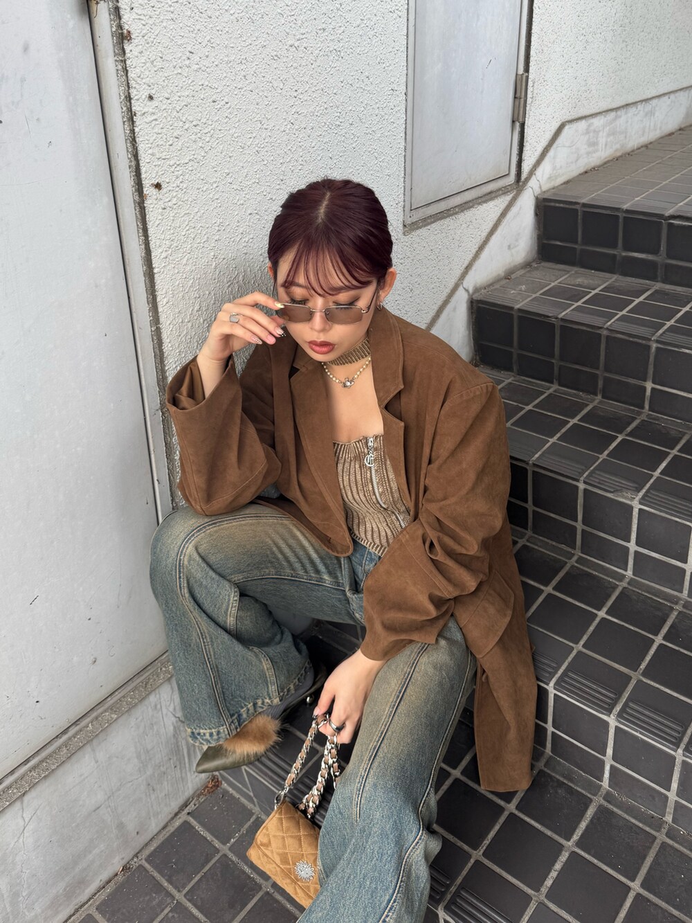 ブラウン系のニット/セーター、イエロー系のテーラードジャケット、ブルー系のデニムパンツを着用したレディースの夏コーディネートの4枚目の写真