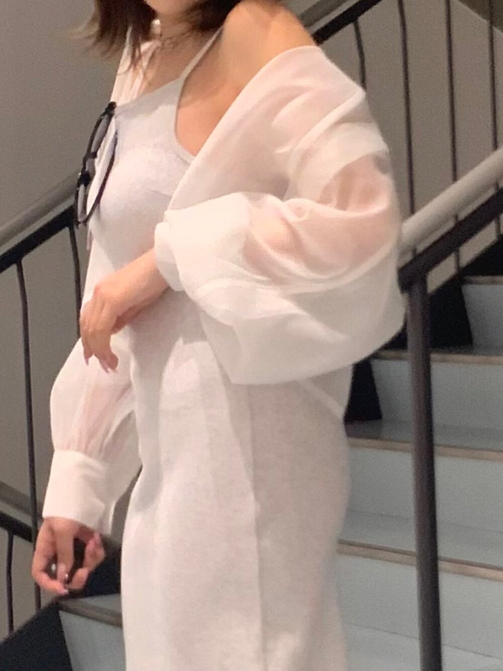 グレー系のワンピース、ホワイト系のシャツ/ブラウス、ホワイト系のサンダルを着用したレディースの春コーディネートの6枚目の写真