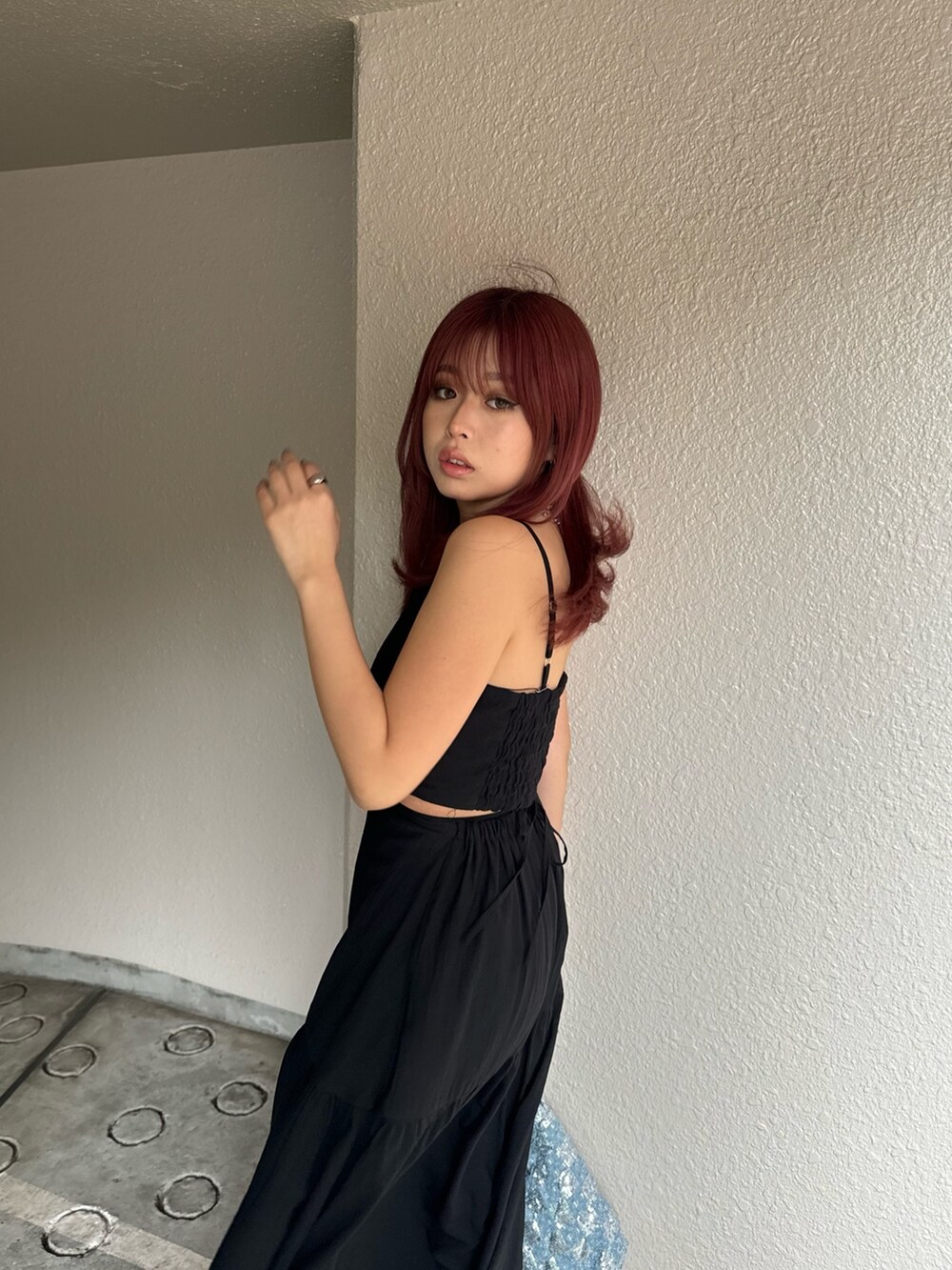 ホワイト系のサンダル、ブラック系のワンピースを着用したレディースの春コーディネートの5枚目の写真