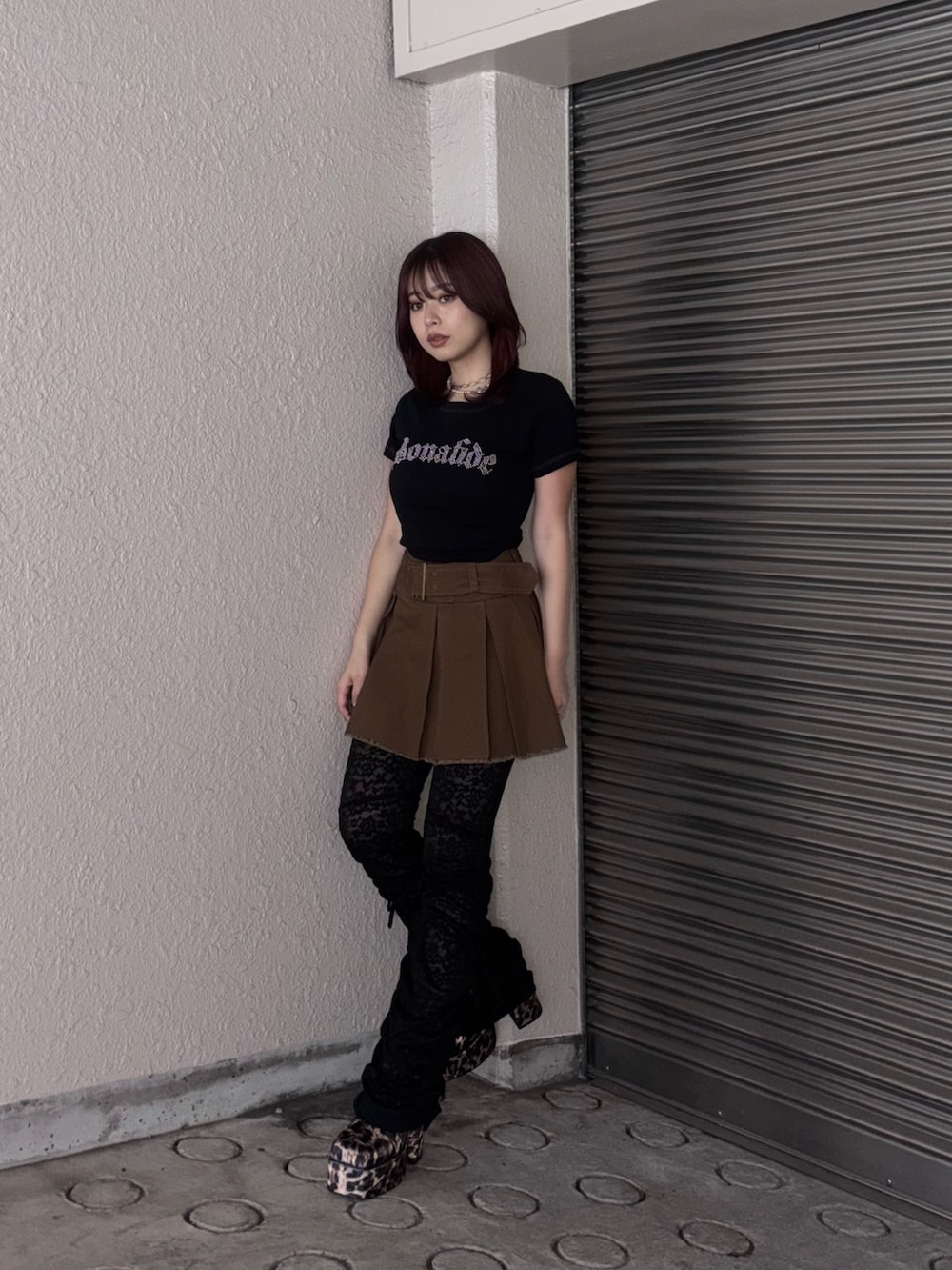 ブラック系のTシャツ/カットソー、ブラウン系のスカート、ブラック系のその他パンツを着用したレディースの春コーディネートの2枚目の写真