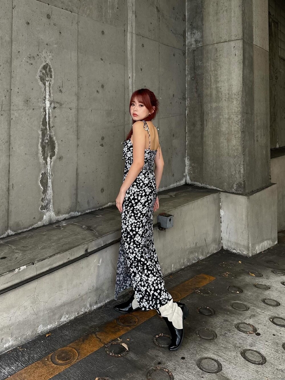 ブラック系のワンピースを着用したレディースの春コーディネートの2枚目の写真