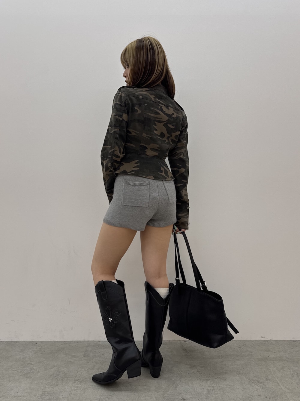 グレー系のその他パンツ、ブラック系のハンドバッグ、ブラック系のブーツを着用したレディースの秋コーディネートの2枚目の写真
