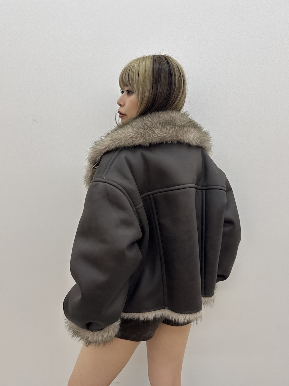 ブラウン系のブルゾン、ブラウン系のその他パンツ、ブラウン系のブーツを着用したレディースの秋コーディネートの5枚目の写真