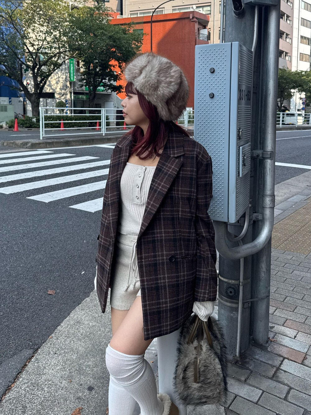 ホワイト系のニット/セーター、ブラウン系のテーラードジャケット、ホワイト系のその他パンツを着用したレディースの秋コーディネートの3枚目の写真