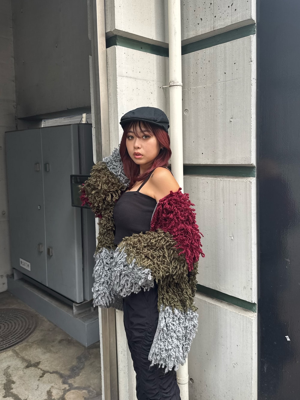 ブラック系のワンピース、レッド系のブルゾン、ブラック系のその他パンツを着用したレディースの秋コーディネートの5枚目の写真