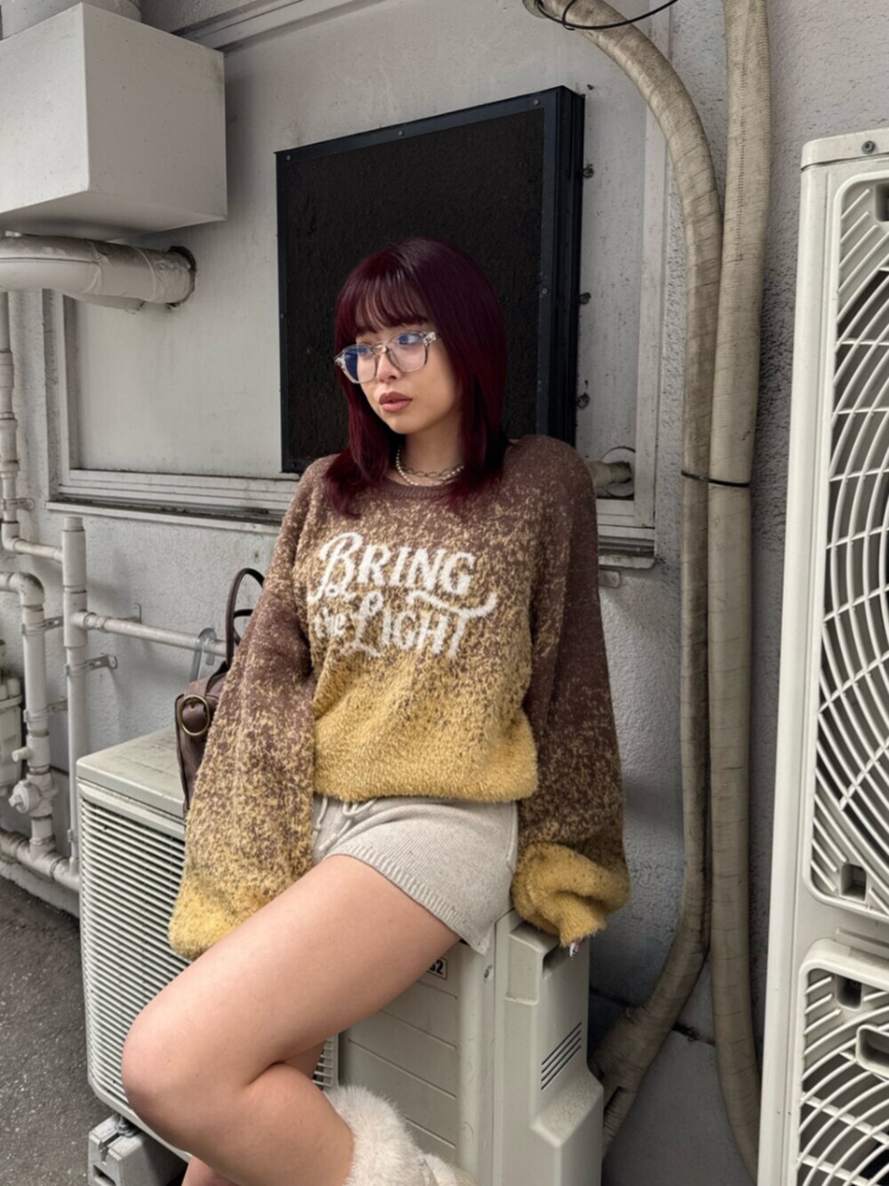 ホワイト系のその他パンツ、ブラウン系のボストンバッグ、ブラウン系のニット/セーターを着用したレディースの秋コーディネートの5枚目の写真