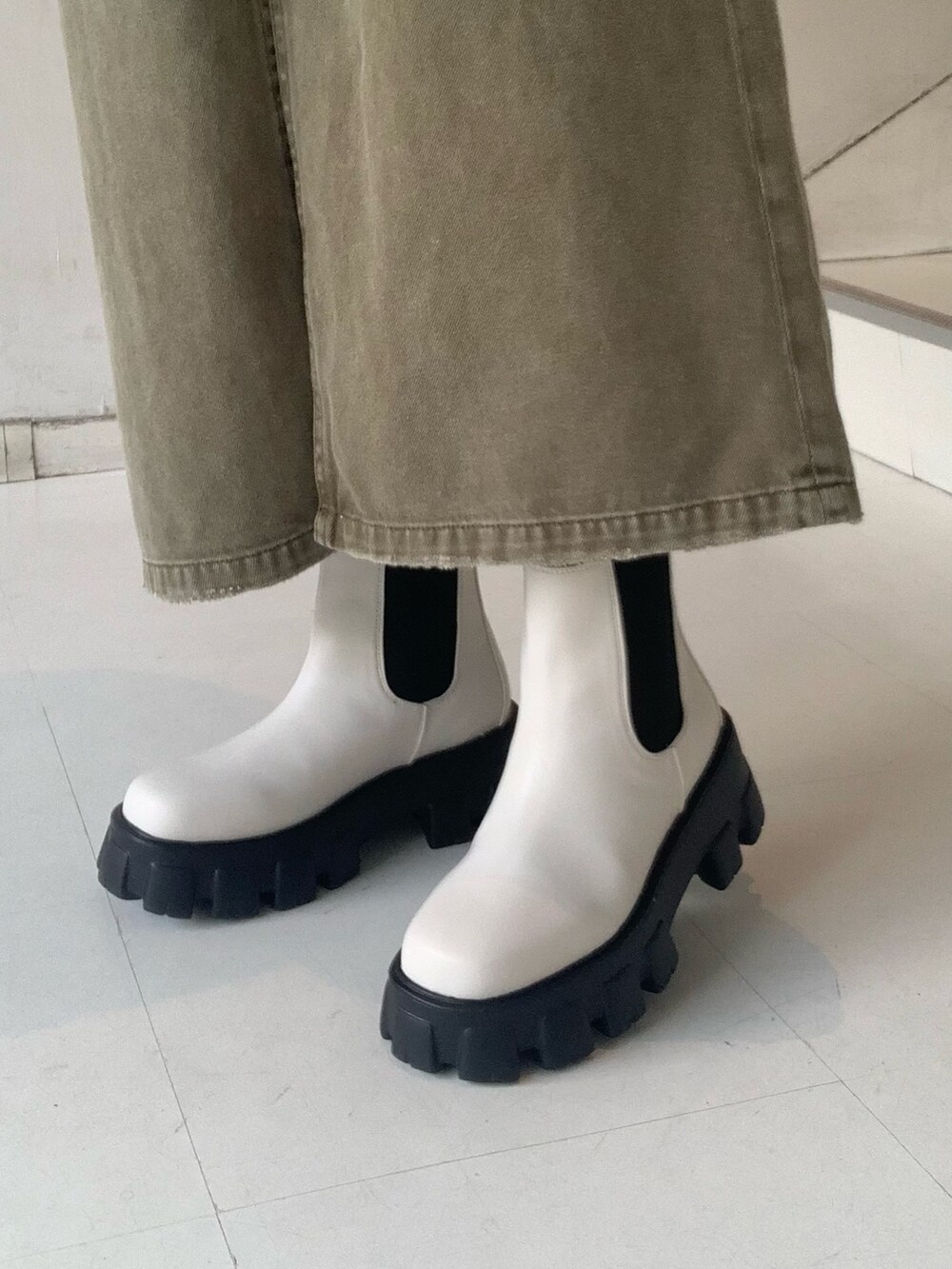 グリーン系のデニムジャケット、グリーン系のデニムスカート、ベージュ系のTシャツ/カットソーを着用したレディースの秋コーディネートの7枚目の写真