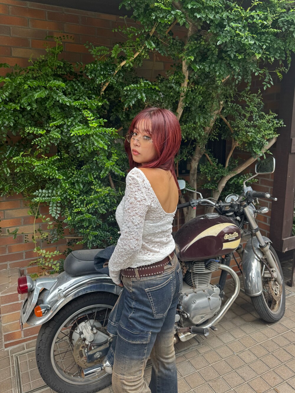 ホワイト系のTシャツ/カットソー、ブルー系のデニムジャケット、ブルー系のデニムパンツを着用したレディースの夏コーディネートの7枚目の写真