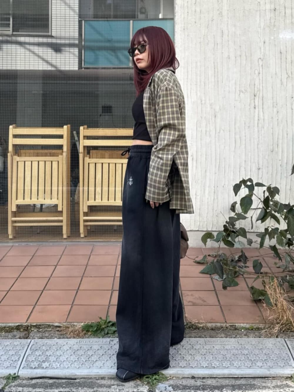 ブラウン系のボストンバッグ、その他のテーラードジャケット、ブラック系のスウェットパンツを着用したレディースの春コーディネートの2枚目の写真