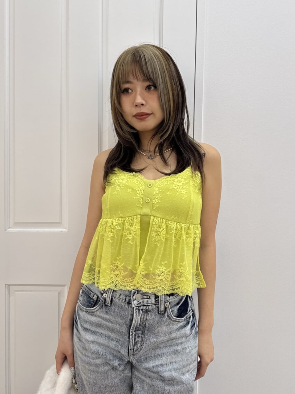 ホワイト系のサンダル、ブルー系のデニムパンツ、ホワイト系のショルダーバッグを着用したレディースの夏コーディネートの4枚目の写真