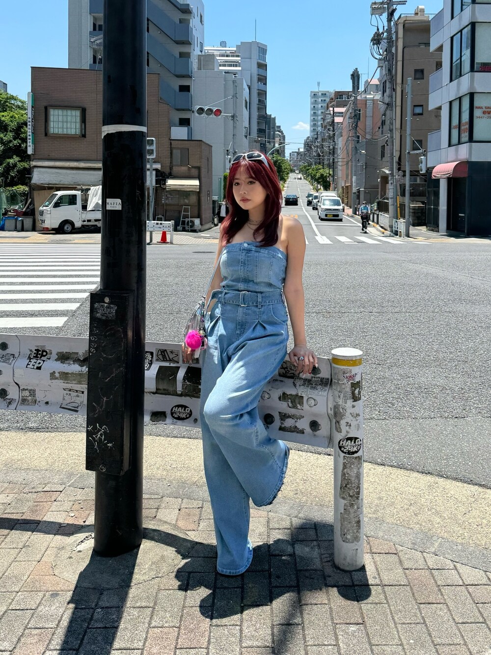 ブルー系のつなぎ/オールインワン、ブルー系のサンダルを着用したレディースの夏コーディネートの2枚目の写真