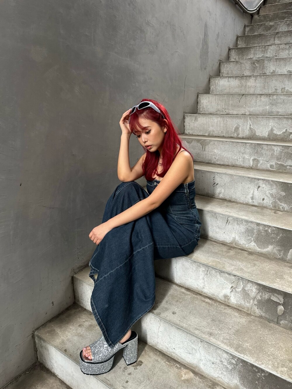 ブルー系のワンピース、シルバー系のサンダルを着用したレディースの春コーディネートの3枚目の写真