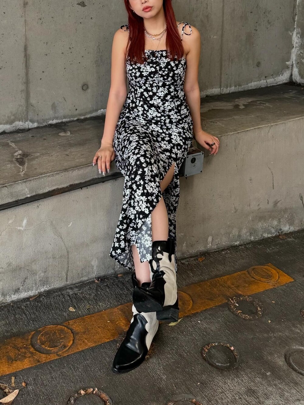 ブラック系のワンピースを着用したレディースの春コーディネートの3枚目の写真