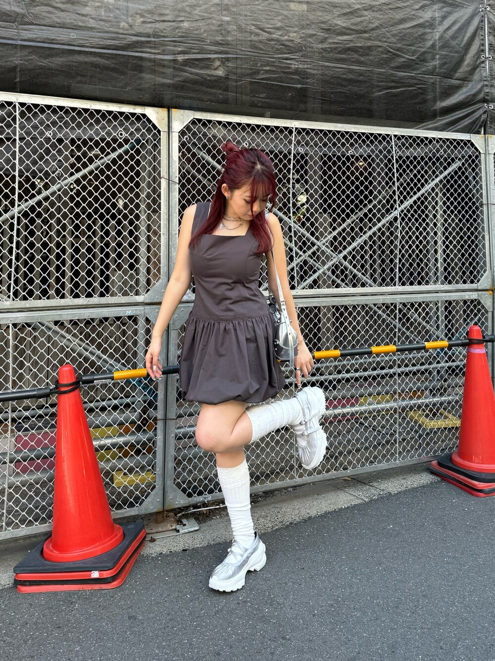 グレー系のワンピース、シルバー系のスニーカーを着用したレディースの夏コーディネートの3枚目の写真