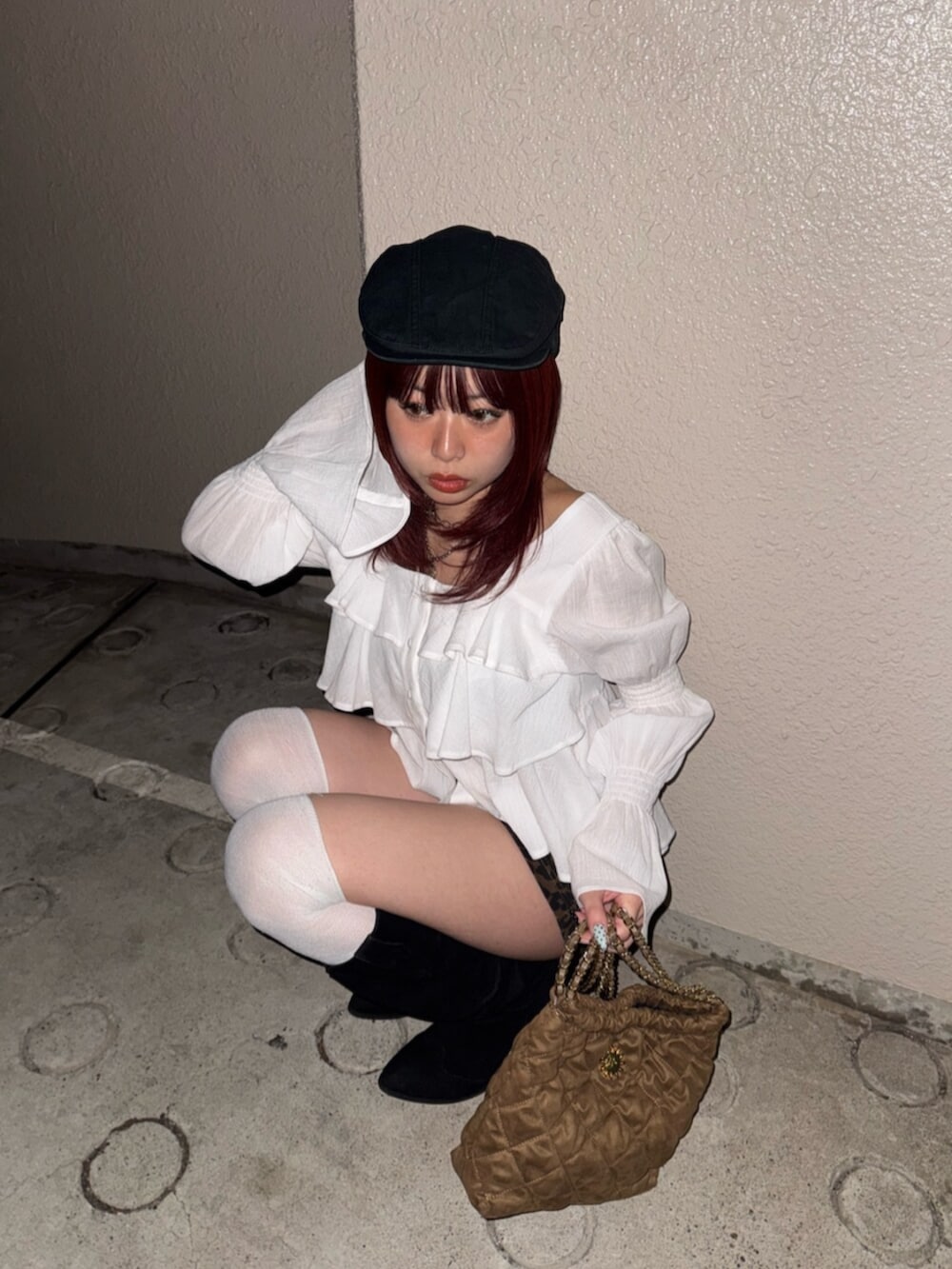 ブラック系のブーツ、ブラウン系のショルダーバッグ、その他のその他パンツを着用したレディースの春コーディネートの5枚目の写真