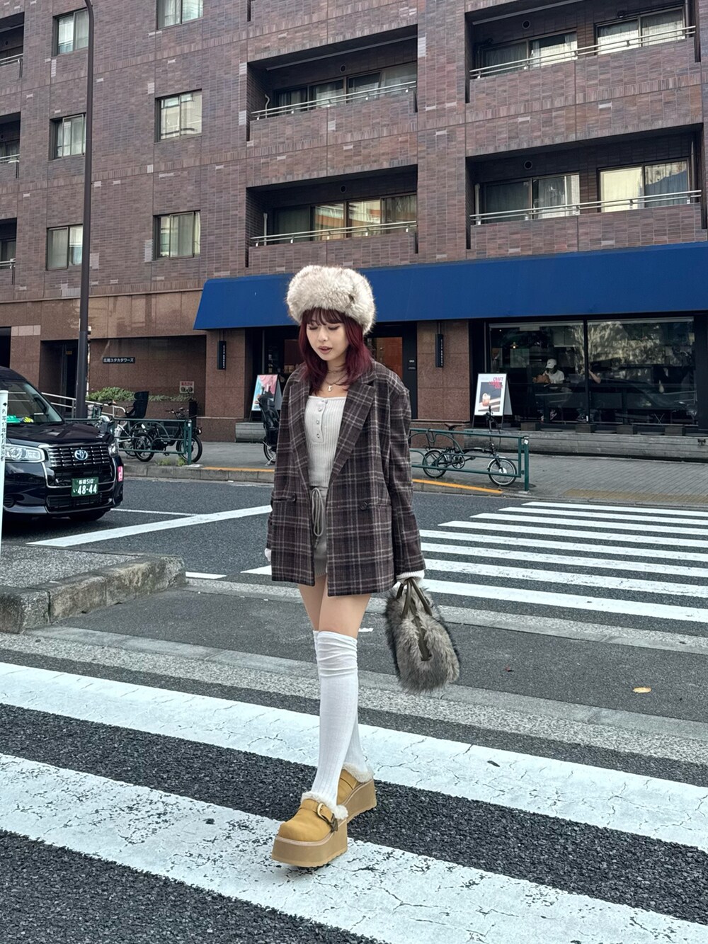 ホワイト系のニット/セーター、ブラウン系のテーラードジャケット、ホワイト系のその他パンツを着用したレディースの秋コーディネートの2枚目の写真