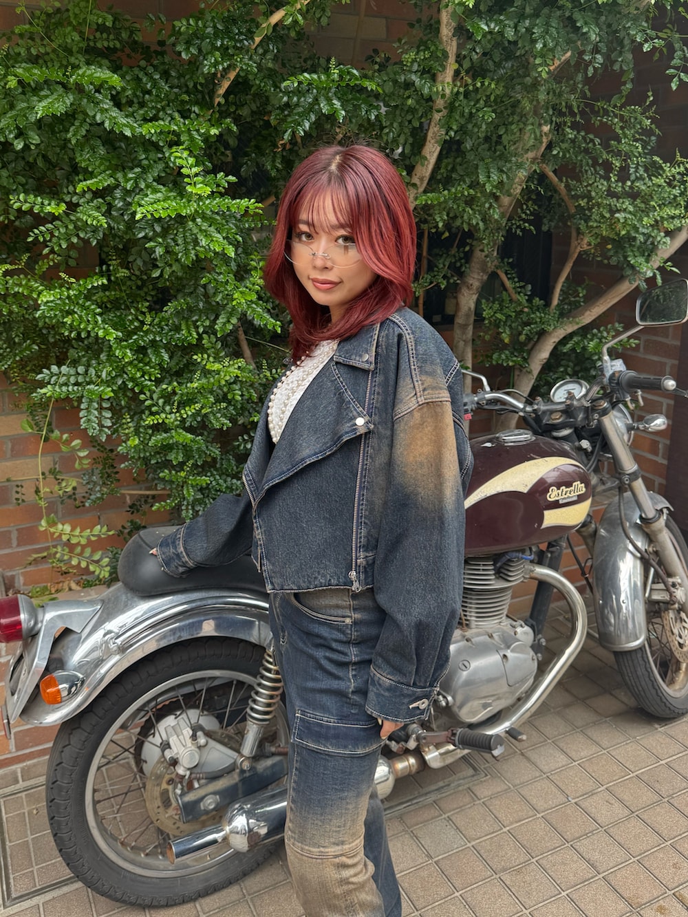 ホワイト系のTシャツ/カットソー、ブルー系のデニムジャケット、ブルー系のデニムパンツを着用したレディースの夏コーディネートの4枚目の写真