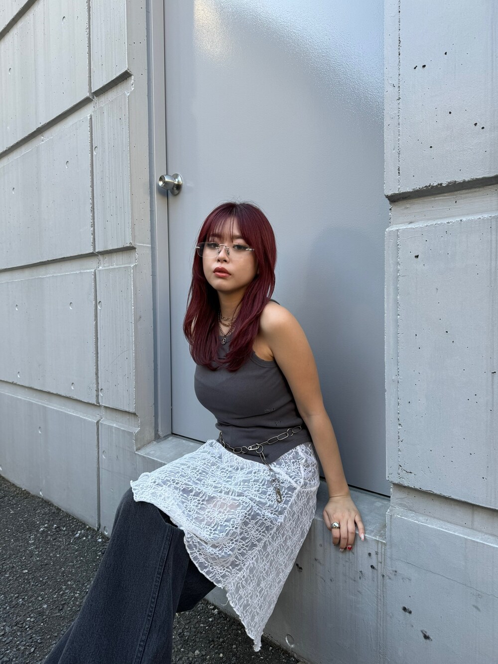 ブラック系のタンクトップ、ブラック系のデニムパンツを着用したレディースの夏コーディネートの4枚目の写真