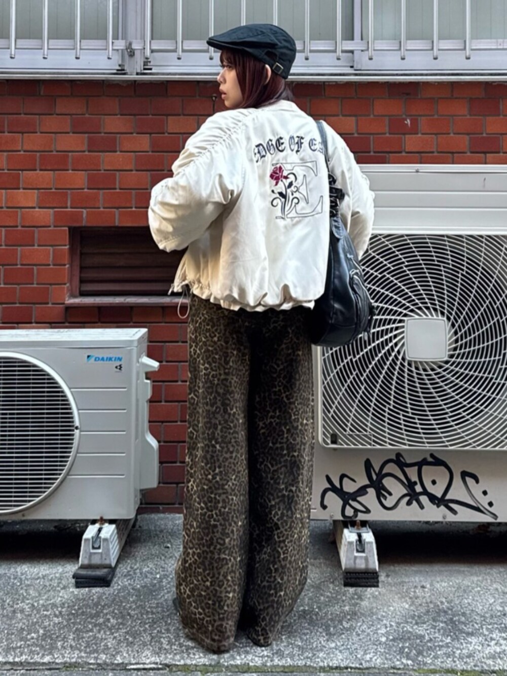 その他のその他パンツ、ホワイト系のMA-1、ブラック系のニット/セーターを着用したレディースの冬コーディネートの3枚目の写真