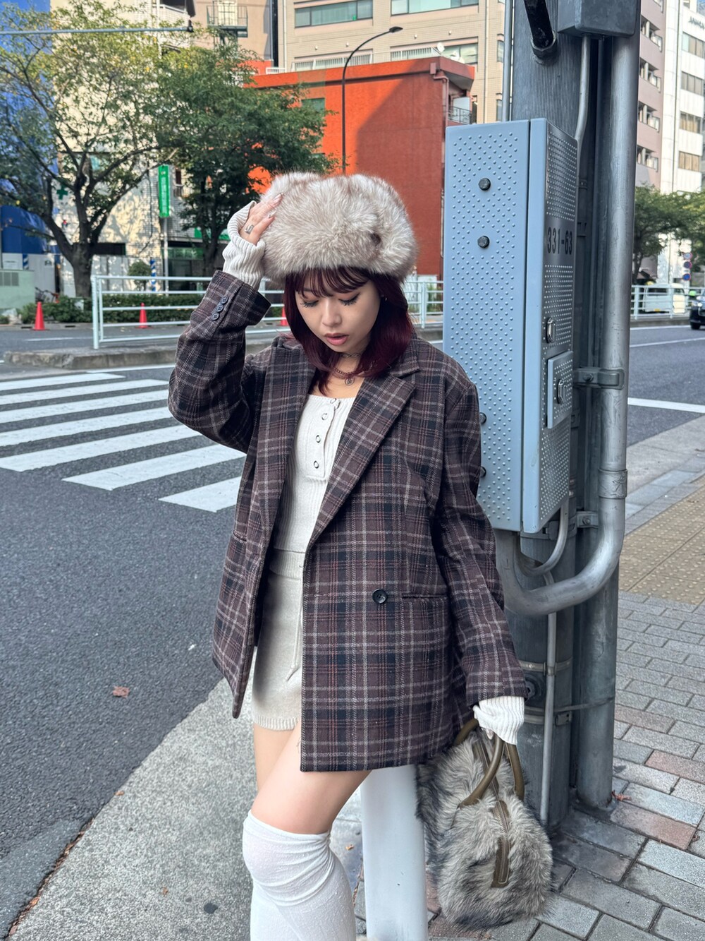 ホワイト系のニット/セーター、ブラウン系のテーラードジャケット、ホワイト系のその他パンツを着用したレディースの秋コーディネートの4枚目の写真