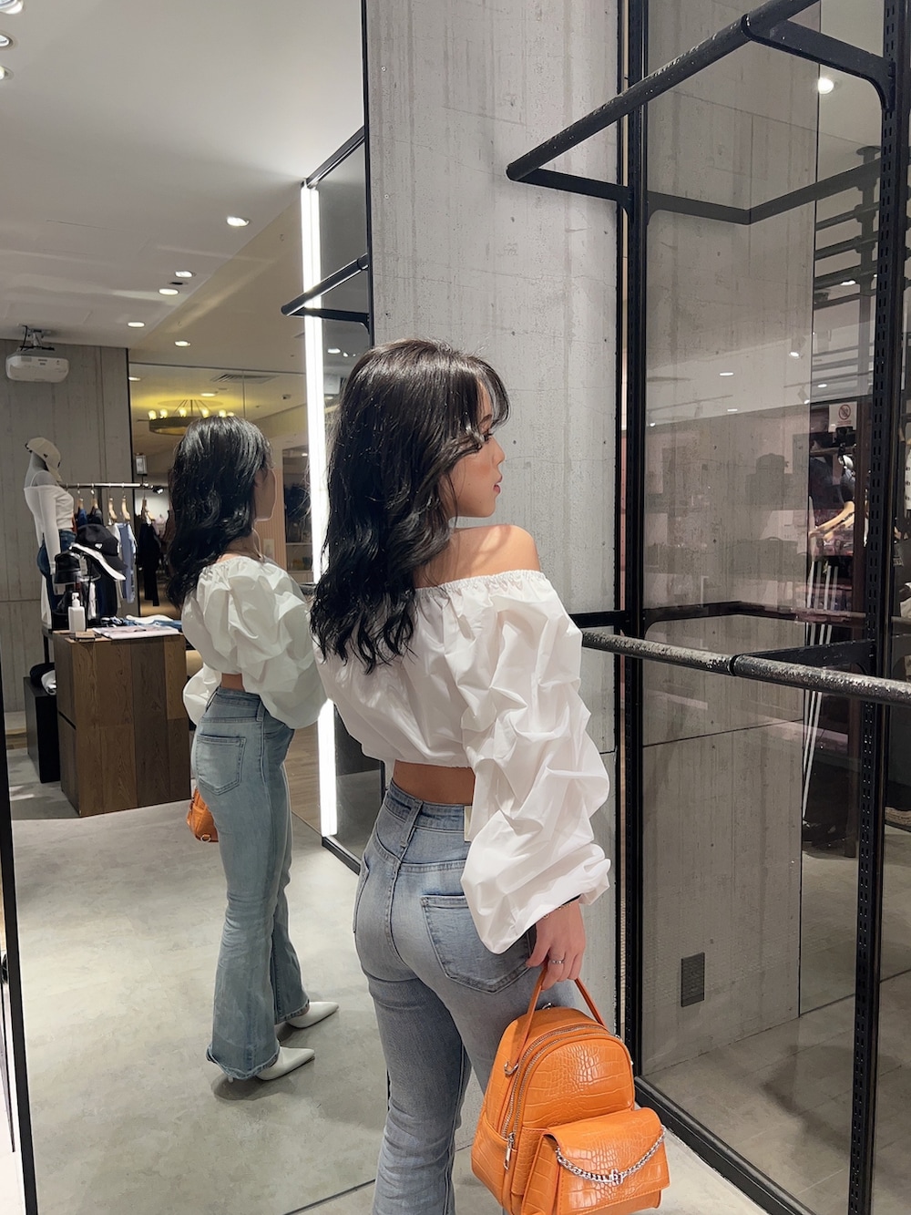 ホワイト系のシャツ/ブラウス、ブルー系のデニムパンツ、ホワイト系のパンプスを着用したレディースの春コーディネートの7枚目の写真