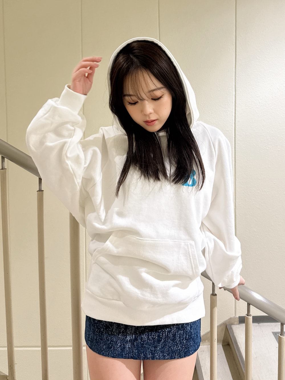 ホワイト系のパーカー、ブラック系のブーツを着用したレディースの冬コーディネートの4枚目の写真