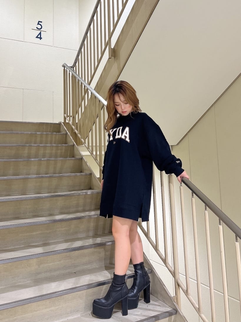 ブラック系のTシャツ/カットソー、ブルー系のデニムパンツ、ブラック系のブーツを着用したレディースの秋コーディネートの4枚目の写真