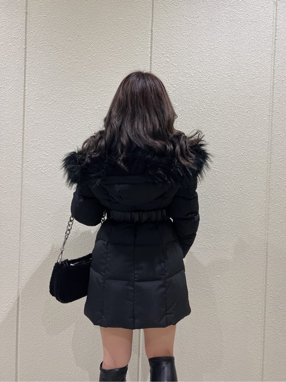 ブラック系のブーツ、ブラック系のその他アウター、ホワイト系のワンピースを着用したレディースの秋コーディネートの5枚目の写真