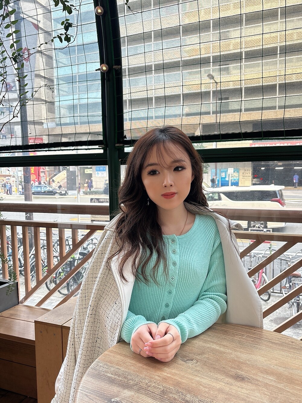 ホワイト系のライダースジャケット、ホワイト系のその他パンツ、ブラック系のブーツを着用したレディースの冬コーディネートの4枚目の写真