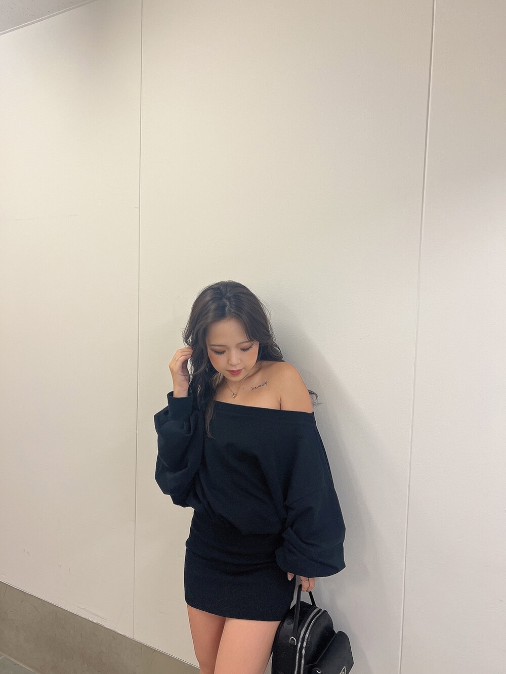 ブラック系のワンピース、ブラック系のブーツ、ブラック系のバックパック/リュックを着用したレディースの秋コーディネートの7枚目の写真