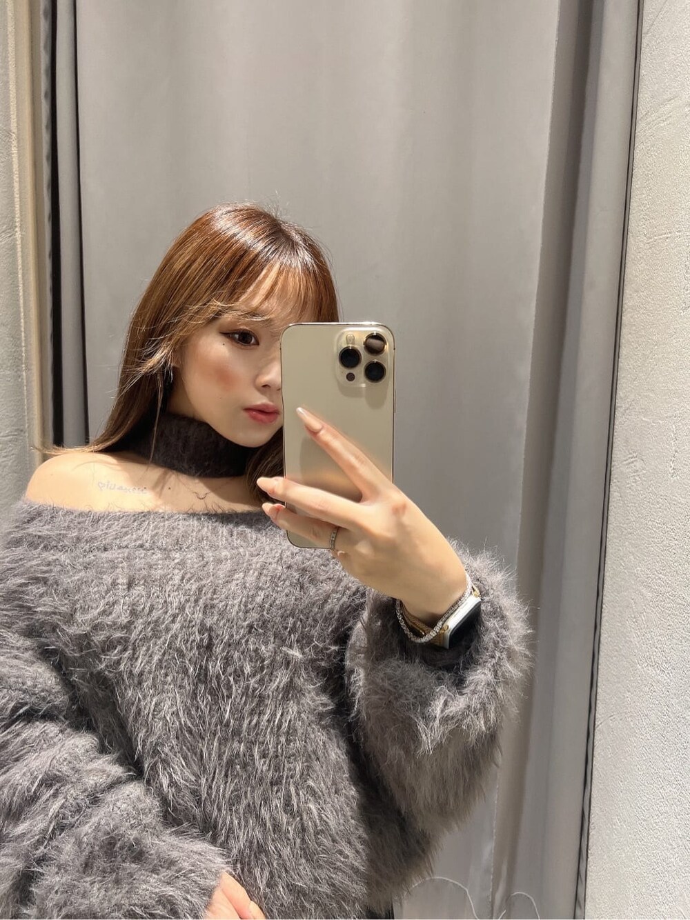 ブラック系のデニムパンツ、グレー系のニット/セーター、ブラック系のブーツを着用したレディースの秋コーディネートの5枚目の写真