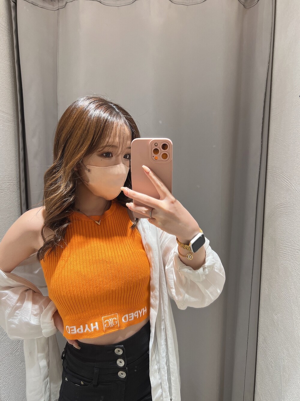 ホワイト系のサンダル、ブラック系のデニムパンツ、オレンジ系のニット/セーターを着用したレディースの春コーディネートの7枚目の写真