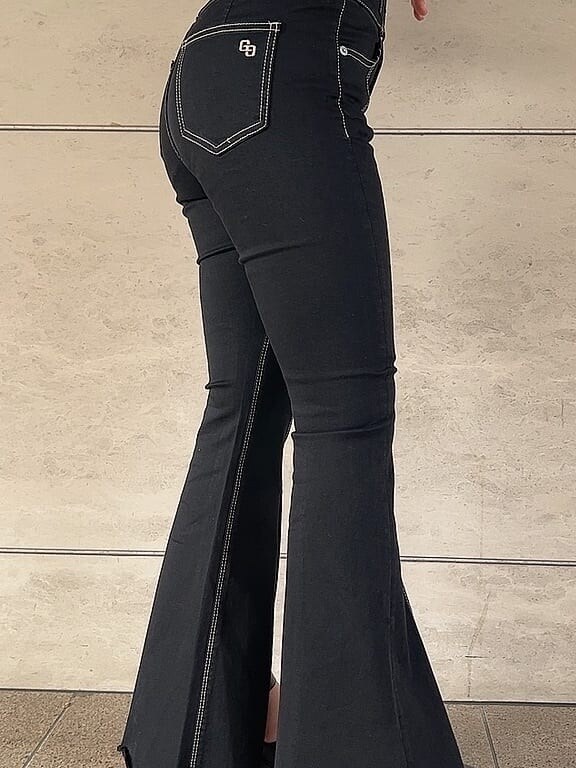 ブラック系のデニムパンツ、ホワイト系のTシャツ/カットソー、ブラック系のサンダルを着用したレディースの夏コーディネートの6枚目の写真