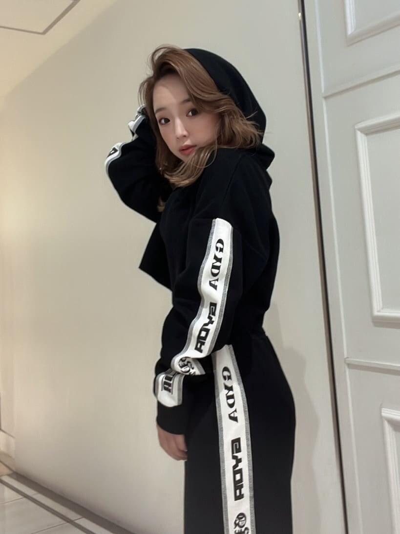 ホワイト系のパンプス、ブラック系のその他パンツ、ブラック系のパーカーを着用したレディースの夏コーディネートの2枚目の写真