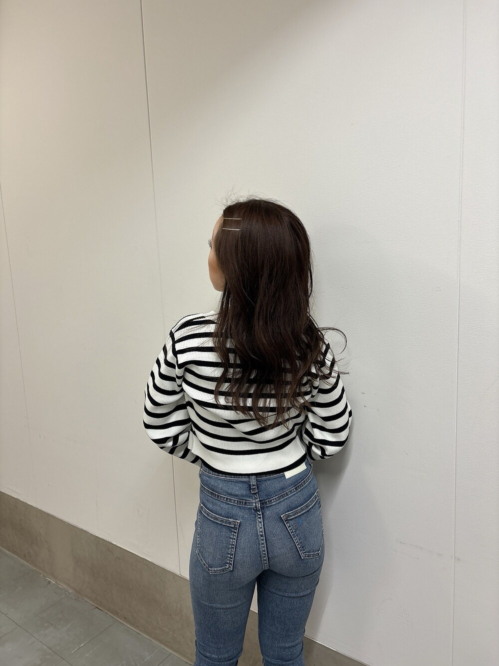 ブルー系のデニムパンツ、その他のアンサンブル、ホワイト系のパンプスを着用したレディースの春コーディネートの3枚目の写真