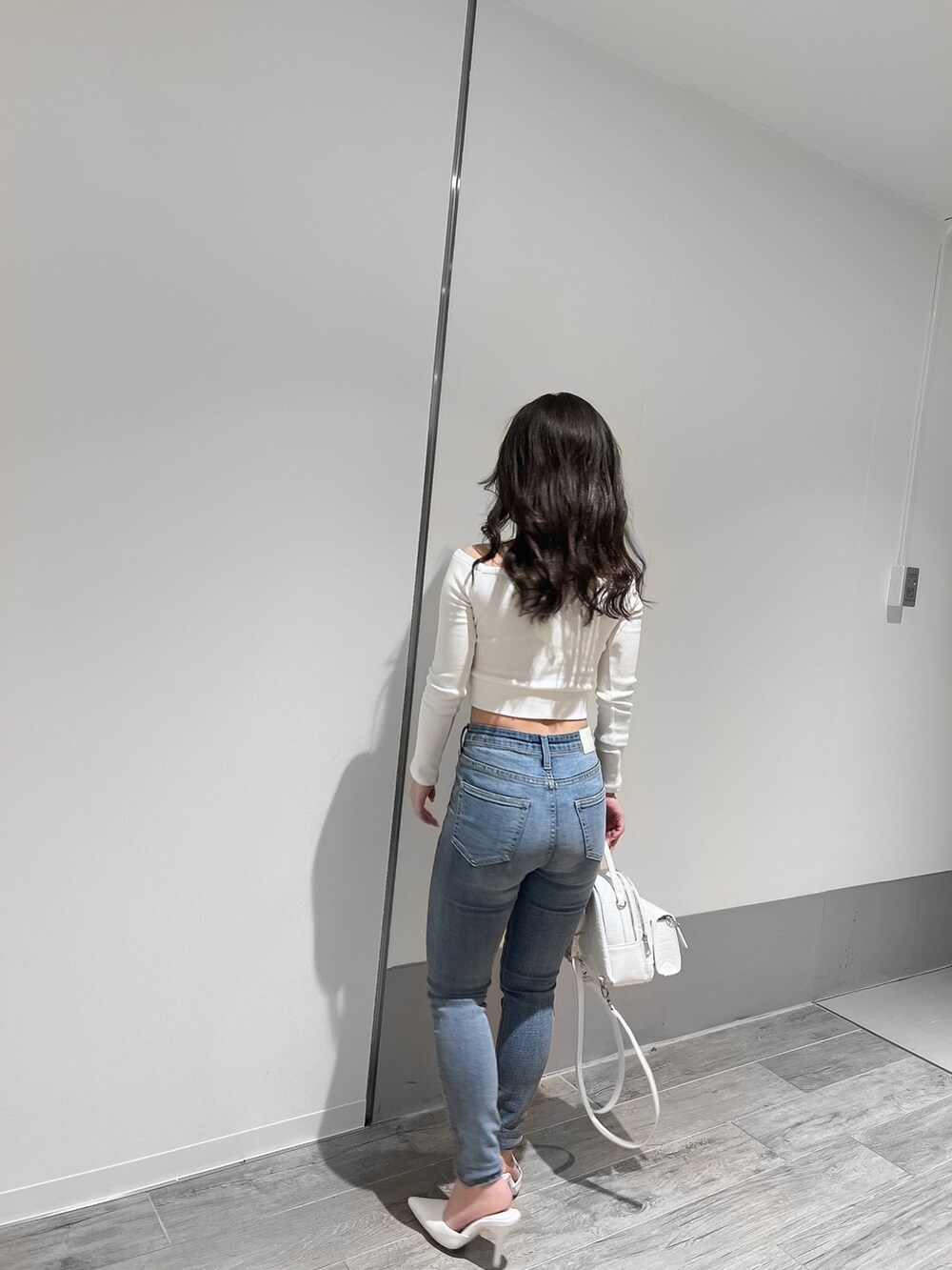 ホワイト系のTシャツ/カットソー、ブルー系のデニムパンツ、ホワイト系のパンプスを着用したレディースの春コーディネートの3枚目の写真